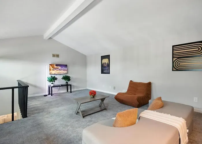 Stylish 2br Loft Near Isu Hospitals & Downtown Bloomington
