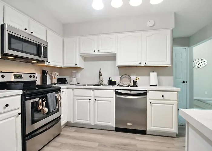 Stylish 2br Loft Near Isu Hospitals & Downtown Apartment Bloomington