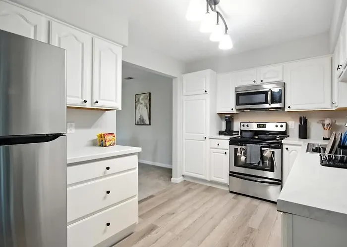 Apartment Stylish 2br Loft Near Isu Hospitals & Downtown Bloomington