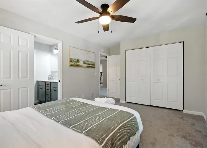 Stylish 2br Loft Near Isu Hospitals & Downtown Bloomington