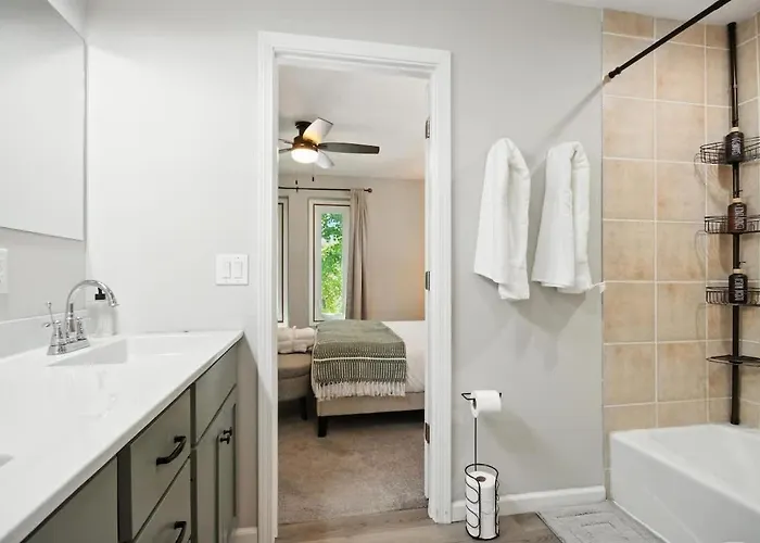 Stylish 2br Loft Near Isu Hospitals & Downtown Apartment Bloomington