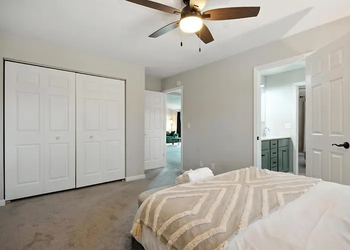 Apartment Stylish 2br Loft Near Isu Hospitals & Downtown Bloomington